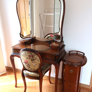 オシャレで使いやすいアンティークワゴンとドレッサー - 鏡台