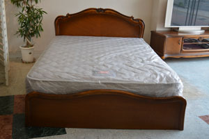 antiqe bed-1.jpg